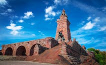 德国哥特式纪念馆在蓝天映衬下，景色令人惊叹