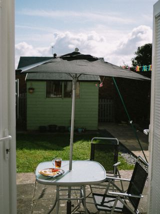 Aperçu d'une terrasse avec parasol