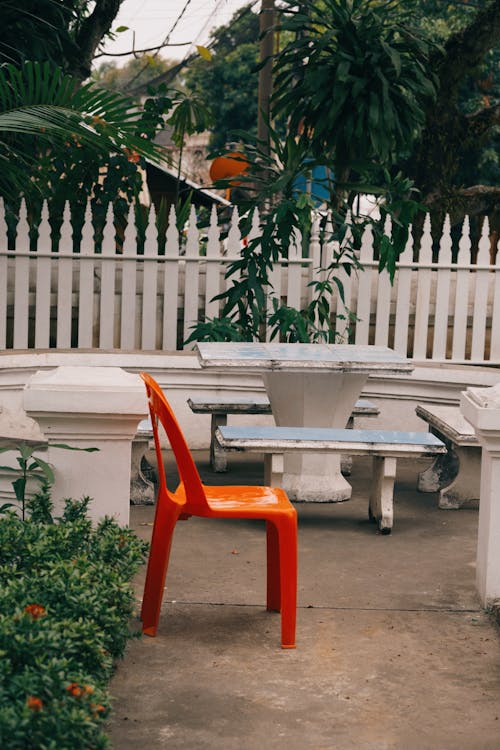 Foto d'estoc gratuïta de cadira vermella, dempeus, jardí
