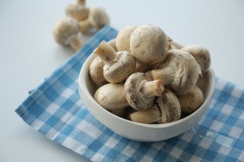 A bowl of white mushrooms
