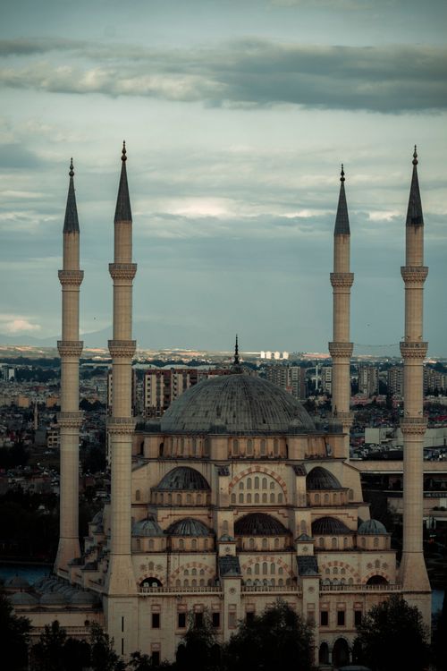 Free Aerial view of the iconic Sabancı Central Mosque in Adana, Türkiye, showcasing Ottoman architecture. Stock Photo