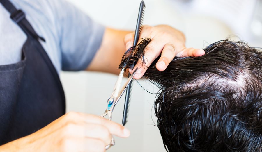 Cliente recevant une coupe