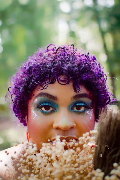 Foto profissional grátis de atraente, cabelo roxo, flores