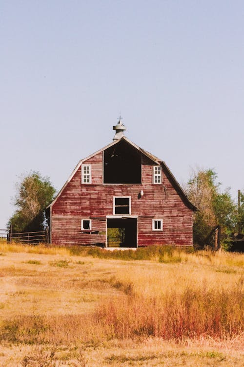 Fotobanka s bezplatnými fotkami na tému červená stodola, cesta na vidieku, dedinský život