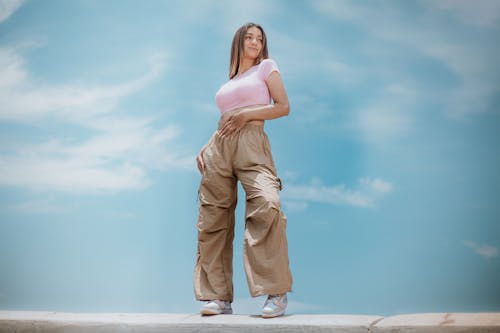 Wanita bergaya santai di luar