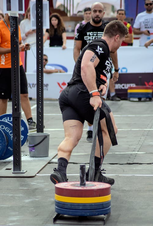 Man Met Barbell Plaat Buitenshuis