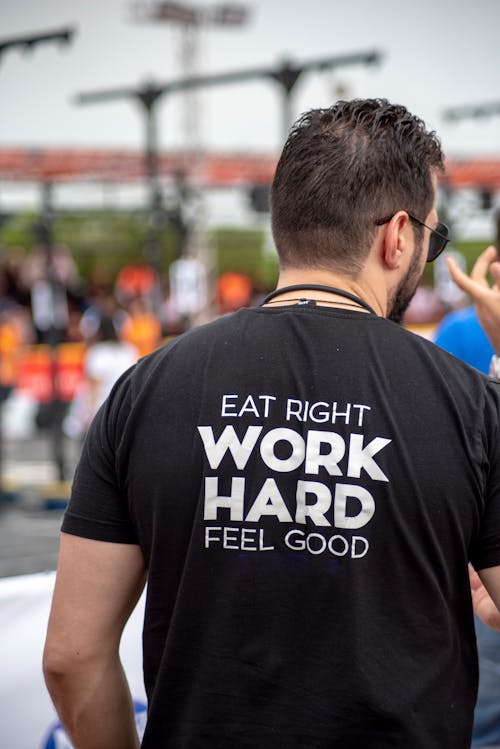 Pessoa Vestindo Uma Camisa Com Estampa De Comer Direito, Trabalhar Duro E Sentir Se Bem