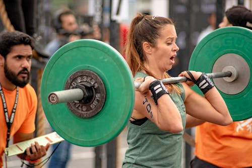Free Photo of a Woman Lifting a Barbell  Stock Photo