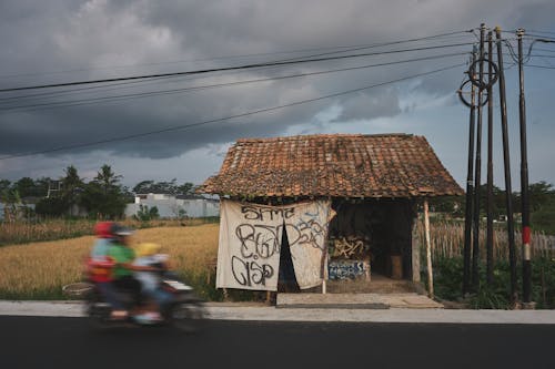 Gratis stockfoto met bushalte, graffiti, landelijk