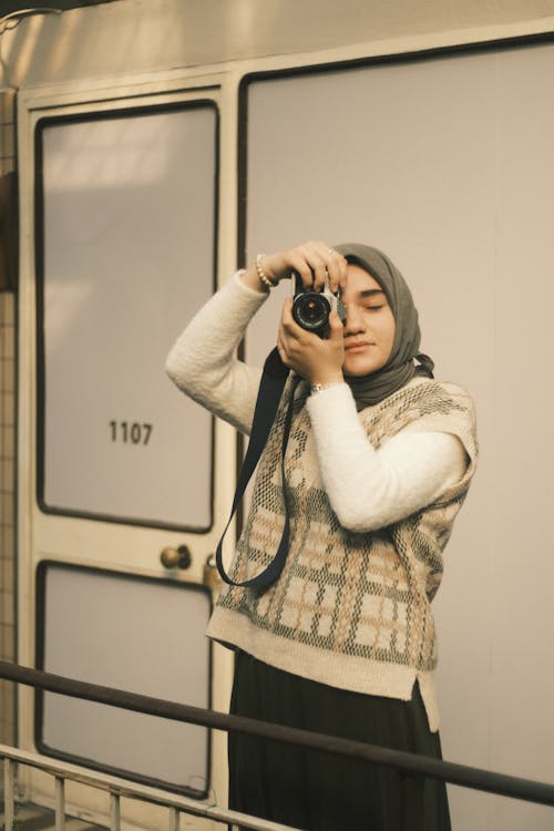 Fotobanka s bezplatnými fotkami na tému držanie, fotoaparát, hidžáb