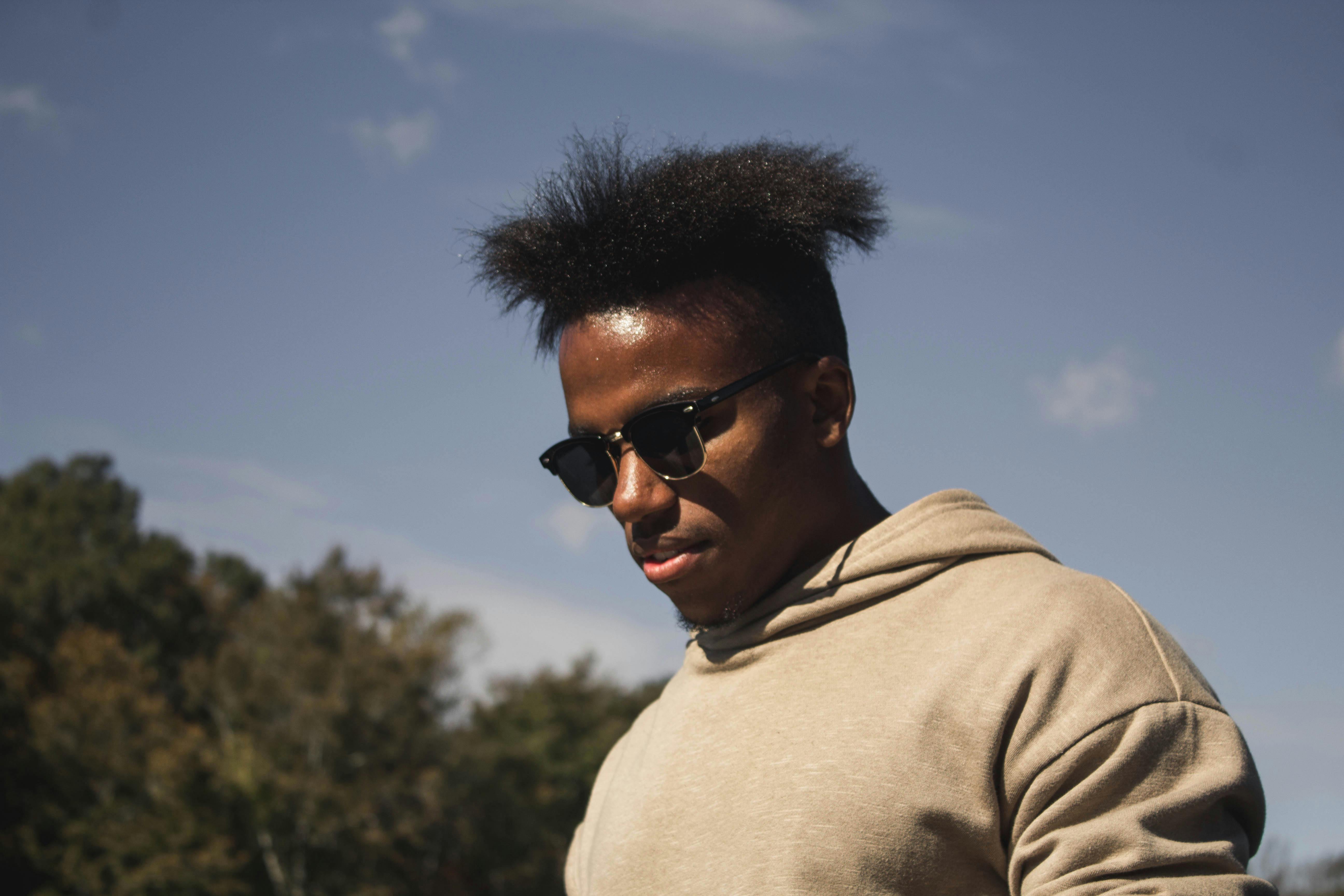 Hombre Vestido Con Sudadera Con Capucha Y Gafas De Sol · Fotos de stock gratuitas