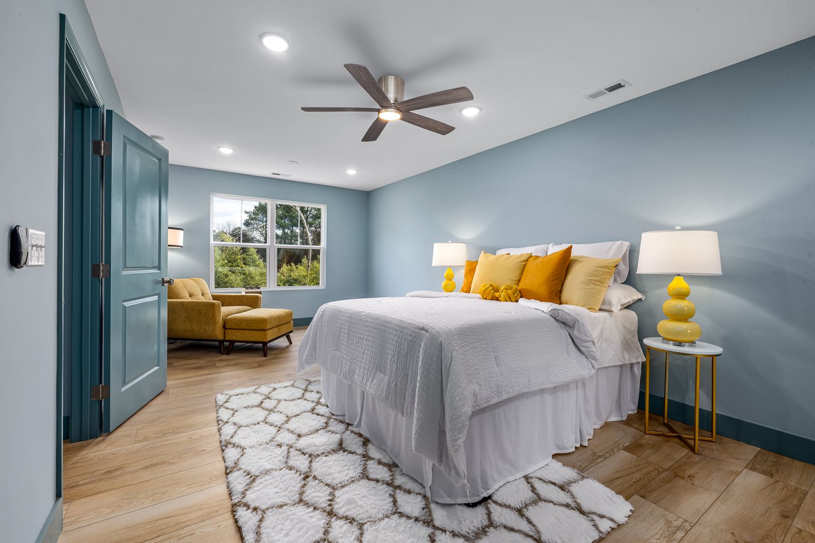 Contemporary main bedroom design