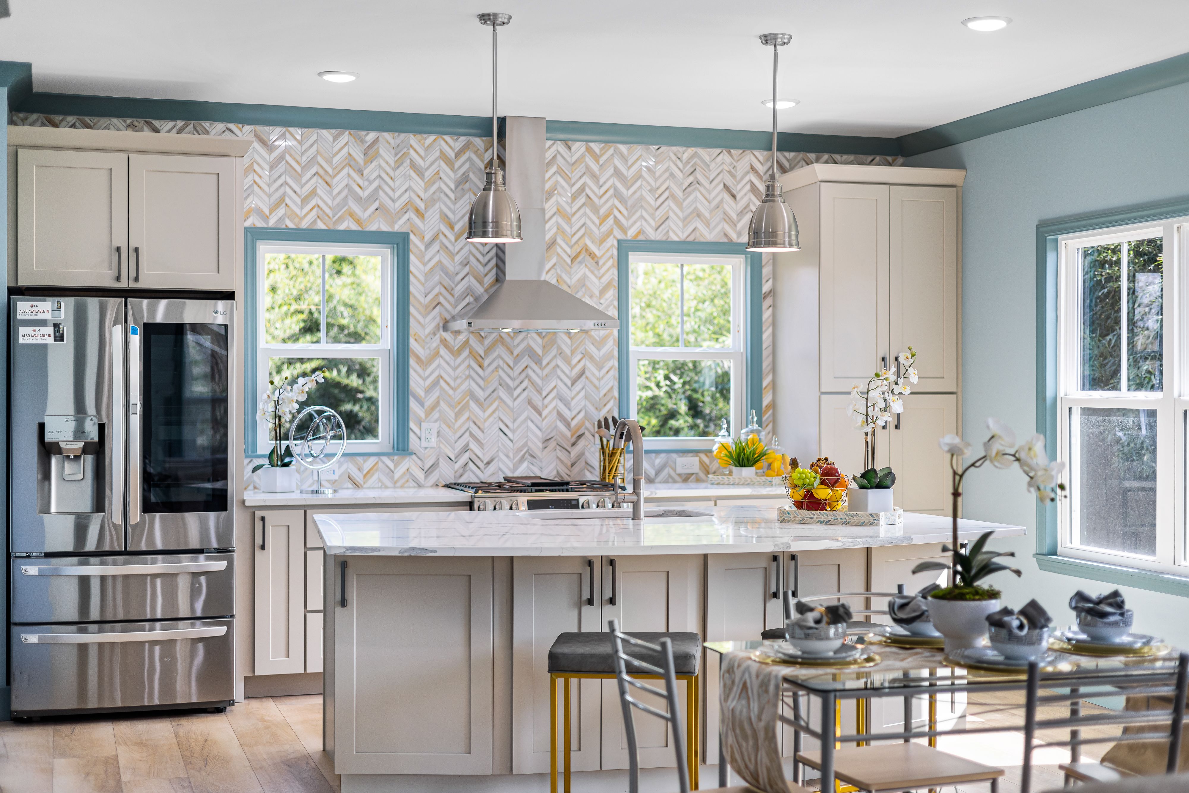 Bright Spacious Kitchen · Free Stock Photo