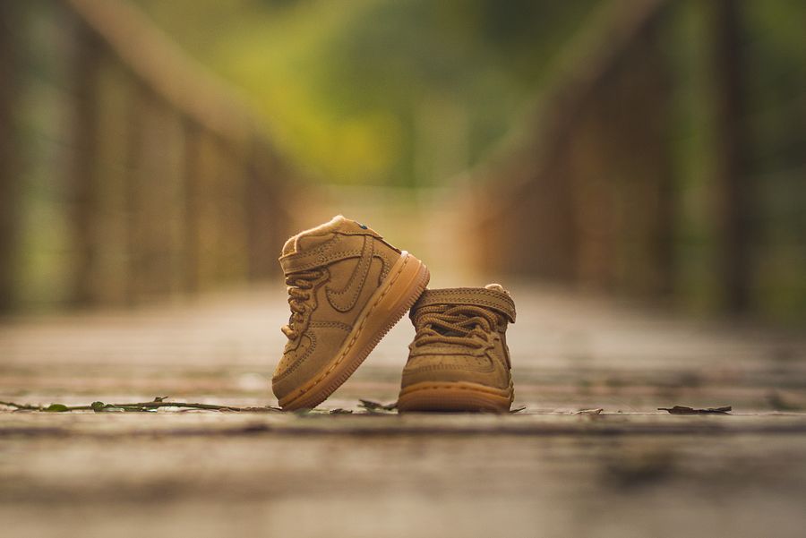 Par de zapatos infantiles observado para revisar la estabilidad de su suela