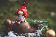 迷人的冬季场景中，雪地上点缀着玩具小精灵和熊，并配有节日装饰