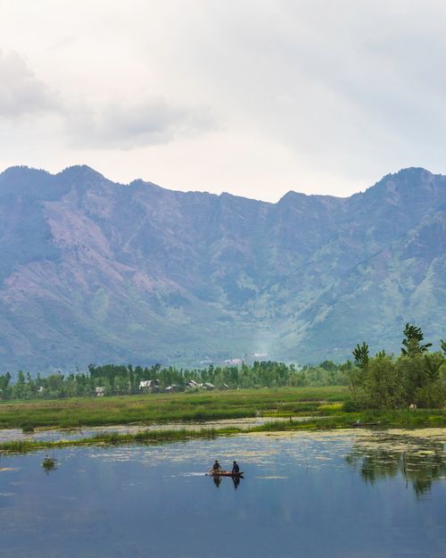 Free Peaceful view of Dal Lake in Srinagar with Himalayan mountains in the backdrop. Stock Photo