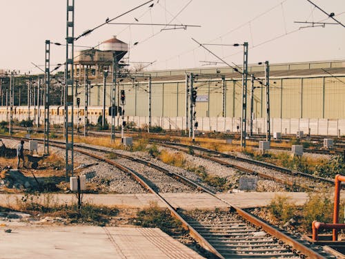 Immagine gratuita di autunno, binario della stazione ferroviaria, infrastruttura
