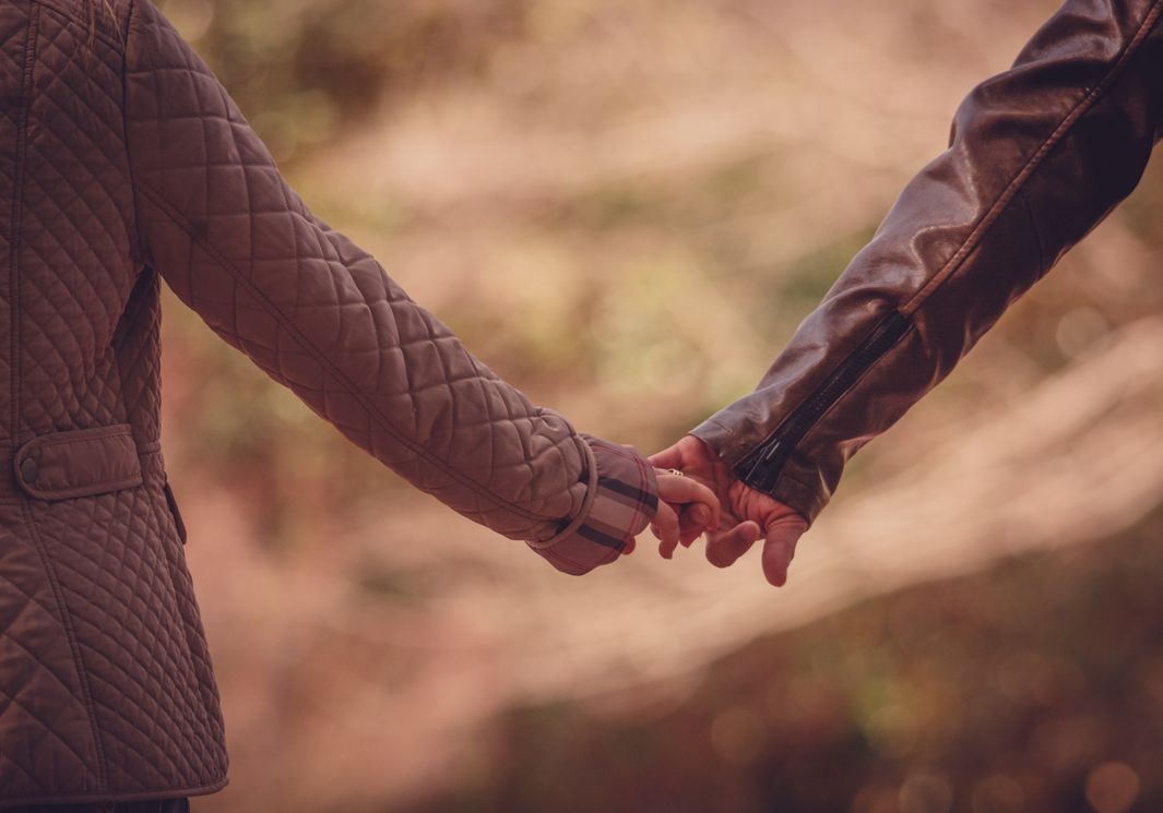 Online dating: starting a conversation on a niche platform