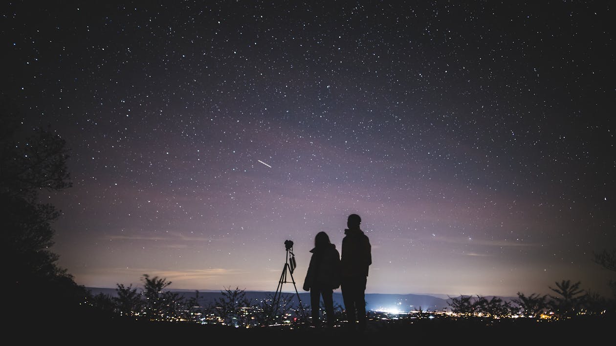 Silueta De Dos Personas De Pie Durante La Noche