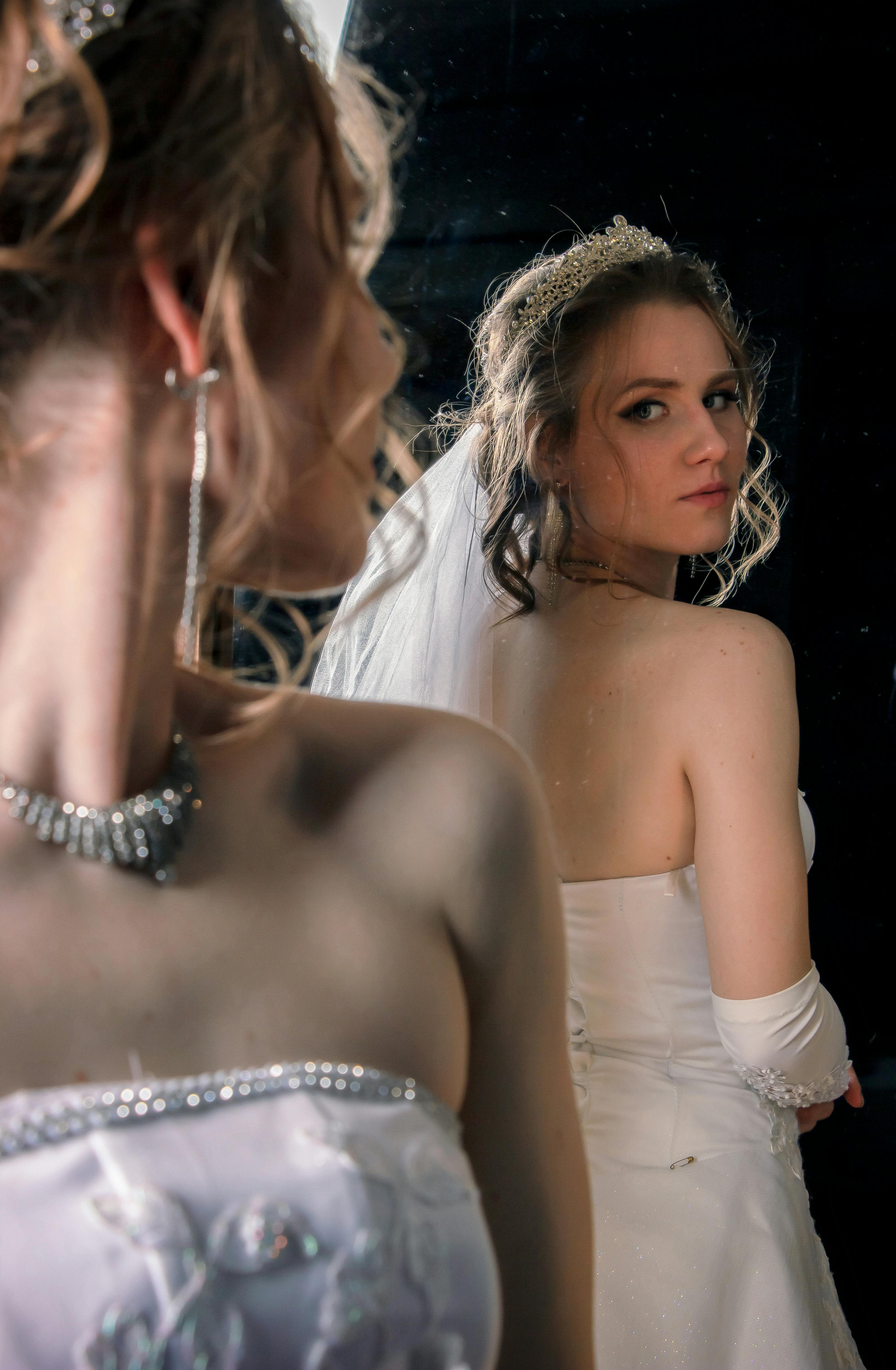 Gelin takı seti fotoğrafı, incili kolye ve küpe kombinasyonu, straplez gelinlik için aksesuar önerileri, beyaz saten kumaş üzerinde profesyonel ürün çekimi