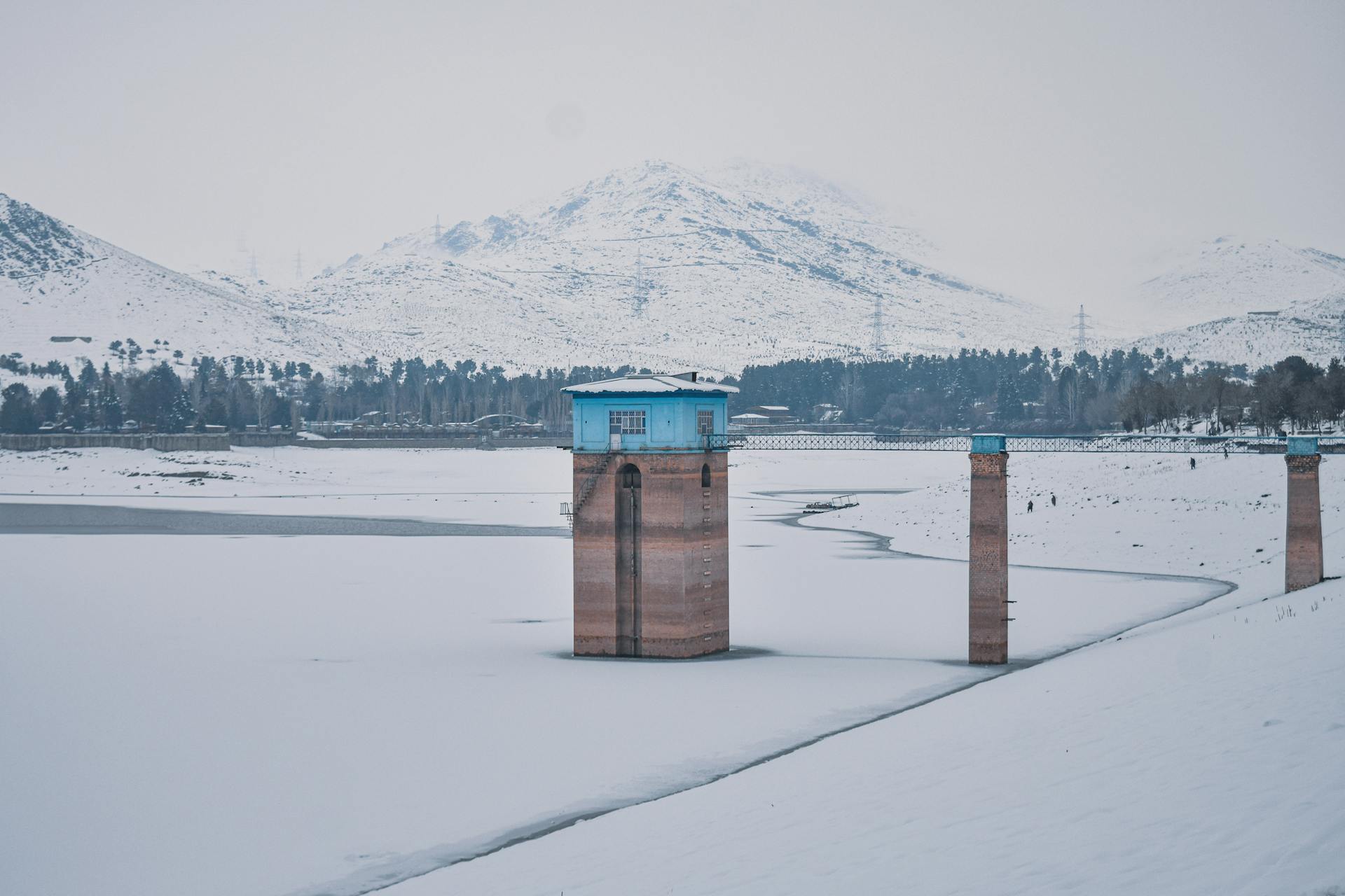 Uitzicht op het Qargha-reservoir in de winter, Kabul, Afghanistan