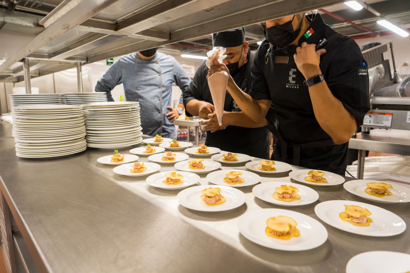 Evento gastronómico con platos servidos y ambiente social