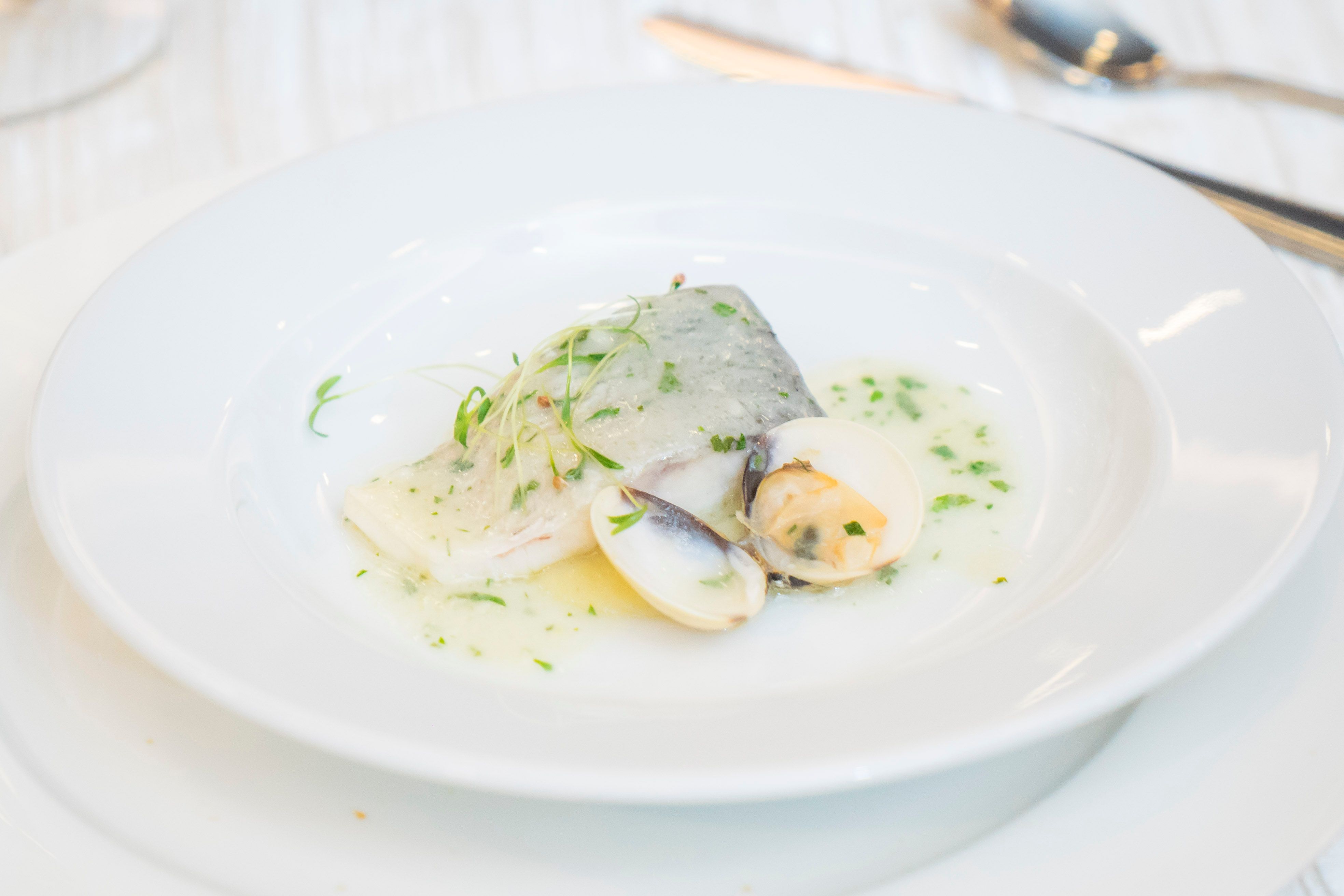 Un plato gourmet elaborado con ingredientes frescos.