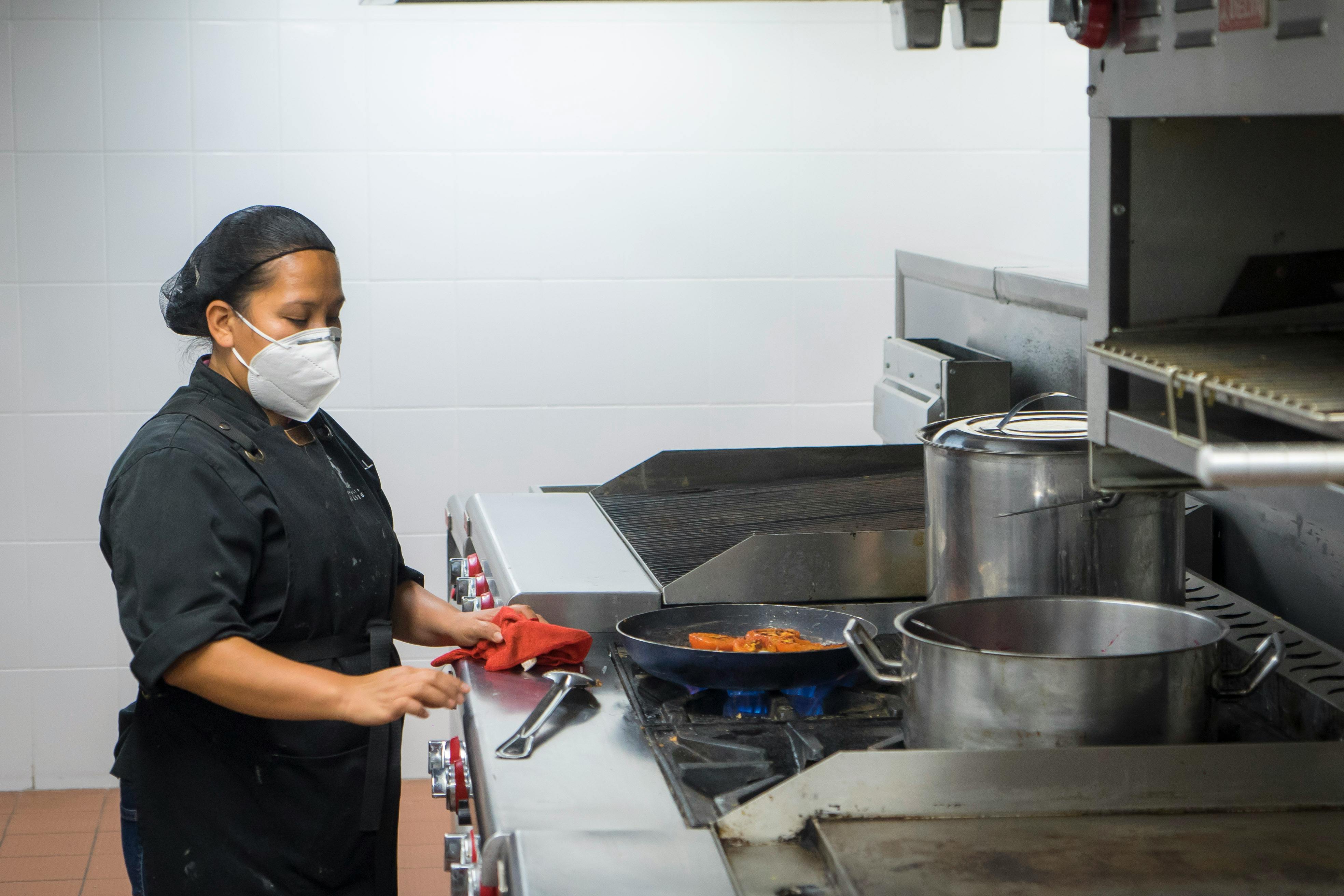 Chef demonstrates simple kitchen hack to turn leftover oil into homemade mayo: 'The possibilities are endless' — Photo by Lui