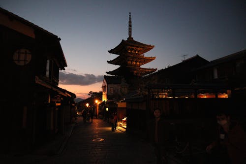 Sannenzaka and Ninenzaka with Yasaka Pagoda