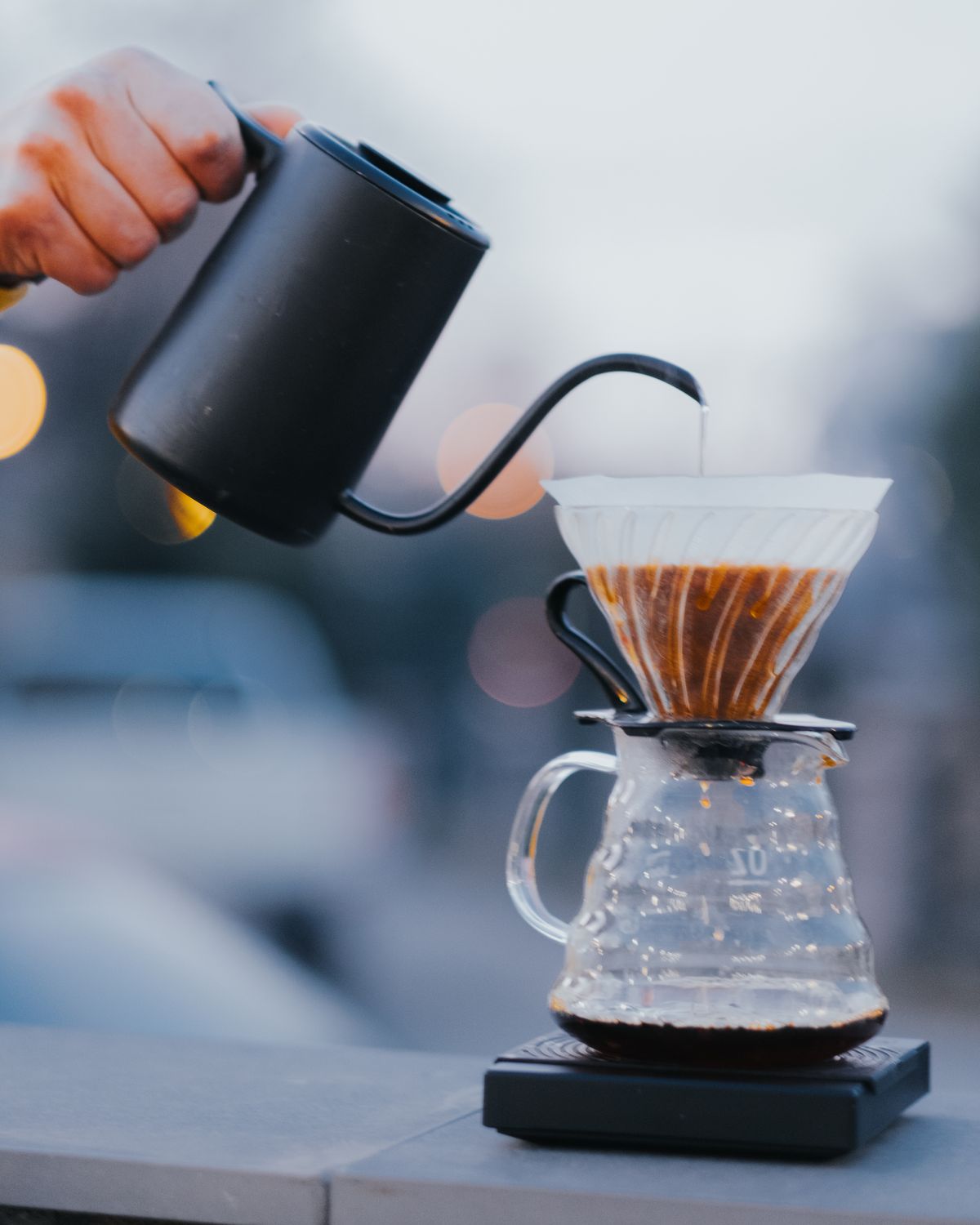 Apă turnată peste cafea măcinată într-un dripper V60 pentru extracție optimă