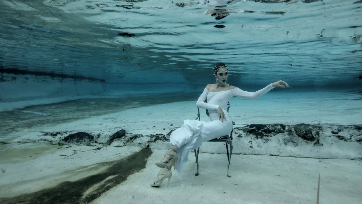 Fotografia do Stock: Girl portrait posing underwater in fashion