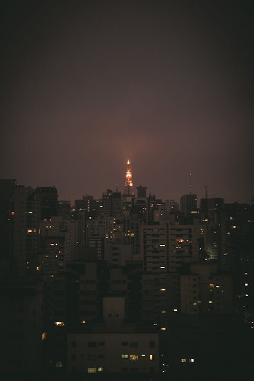 Вид с воздуха на город в ночное время