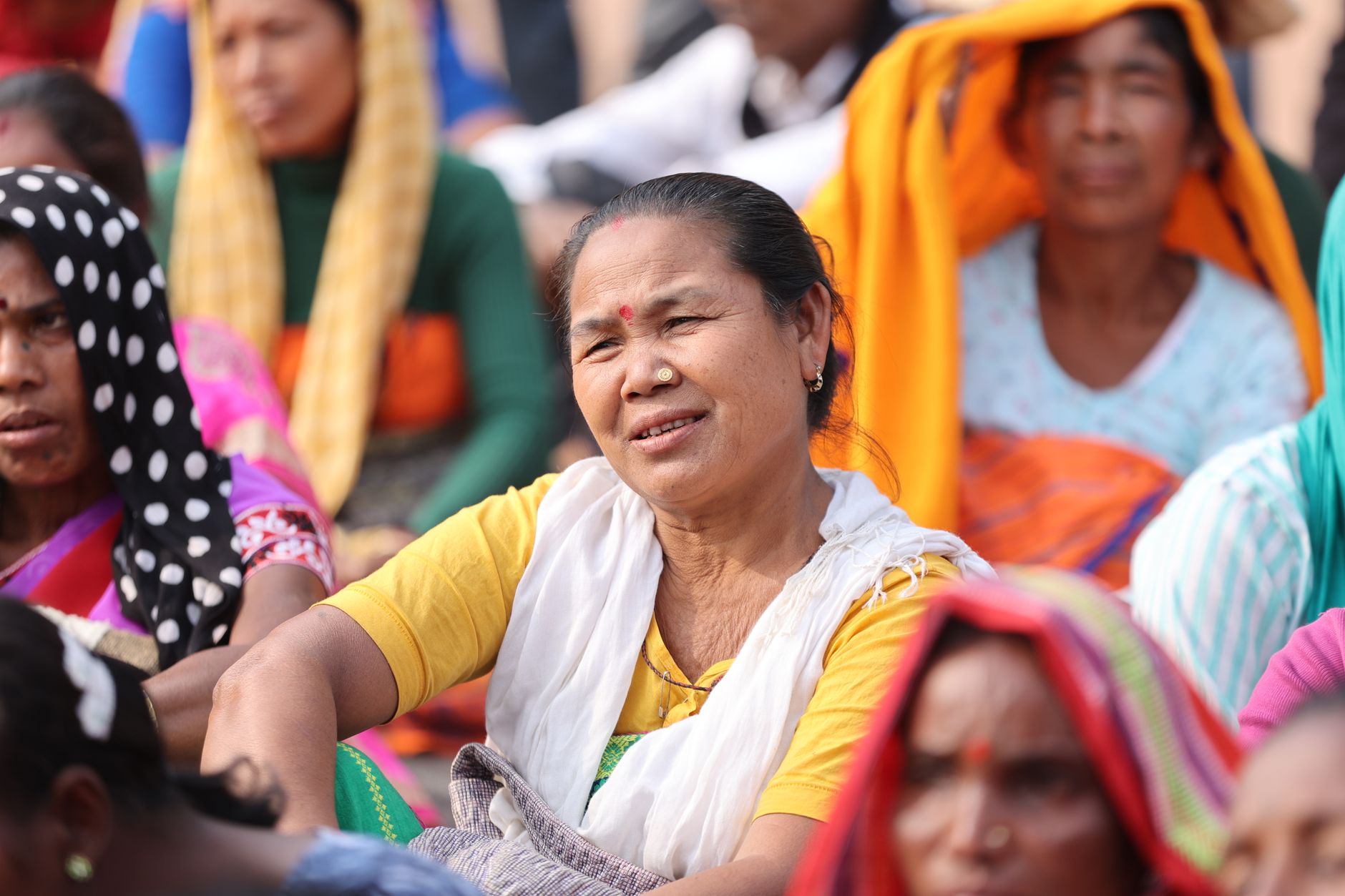 परिवार का सदस्य वित्तीय बजट और आत्म-बहिष्कार योजना पर सलाहकार से गंभीर बातचीत करता हुआ
