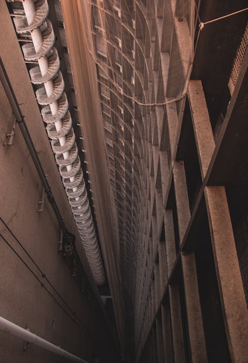 Фото интерьера коричневого бетонного здания