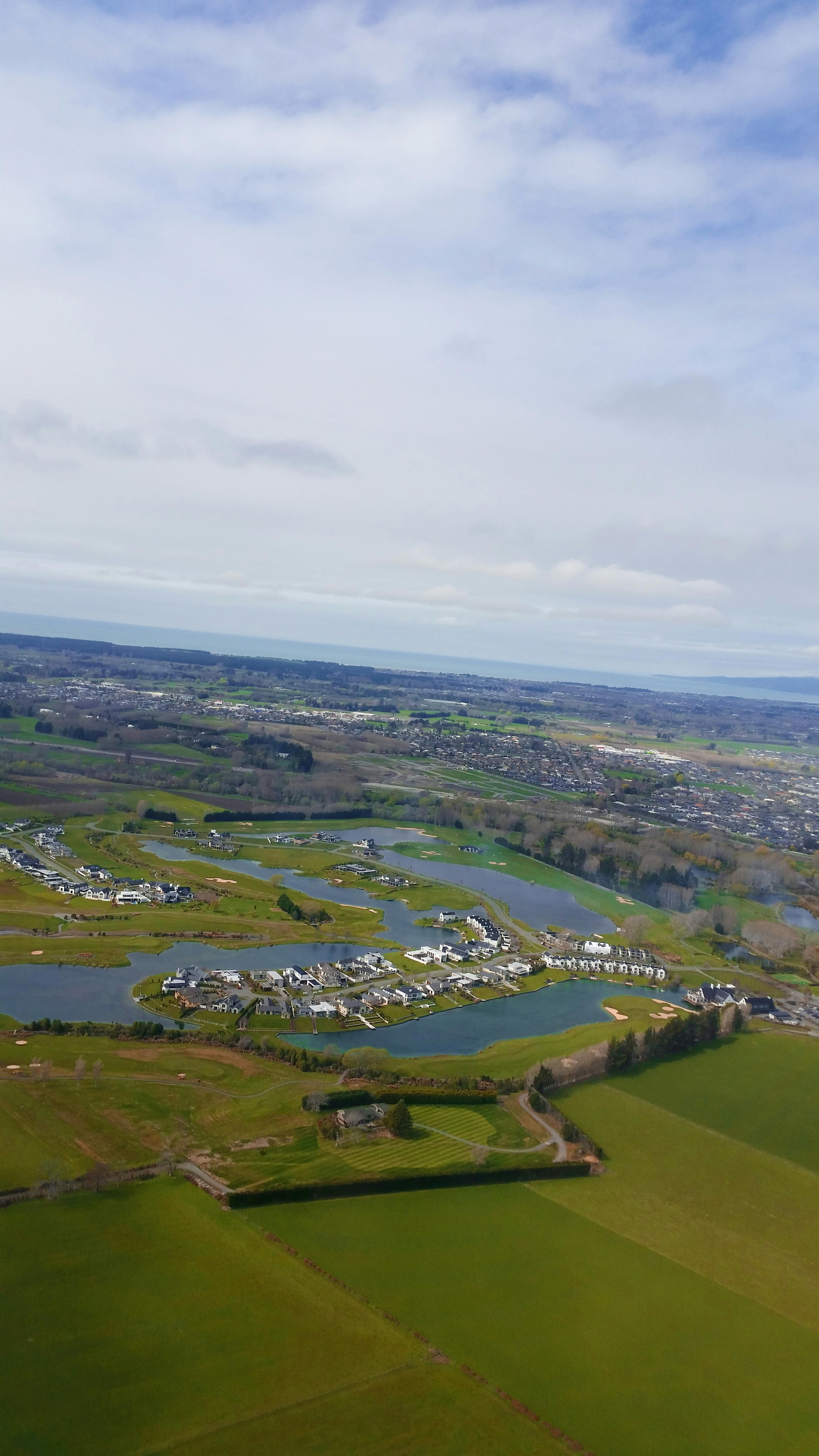 桌上摆放着多份待审核的文件