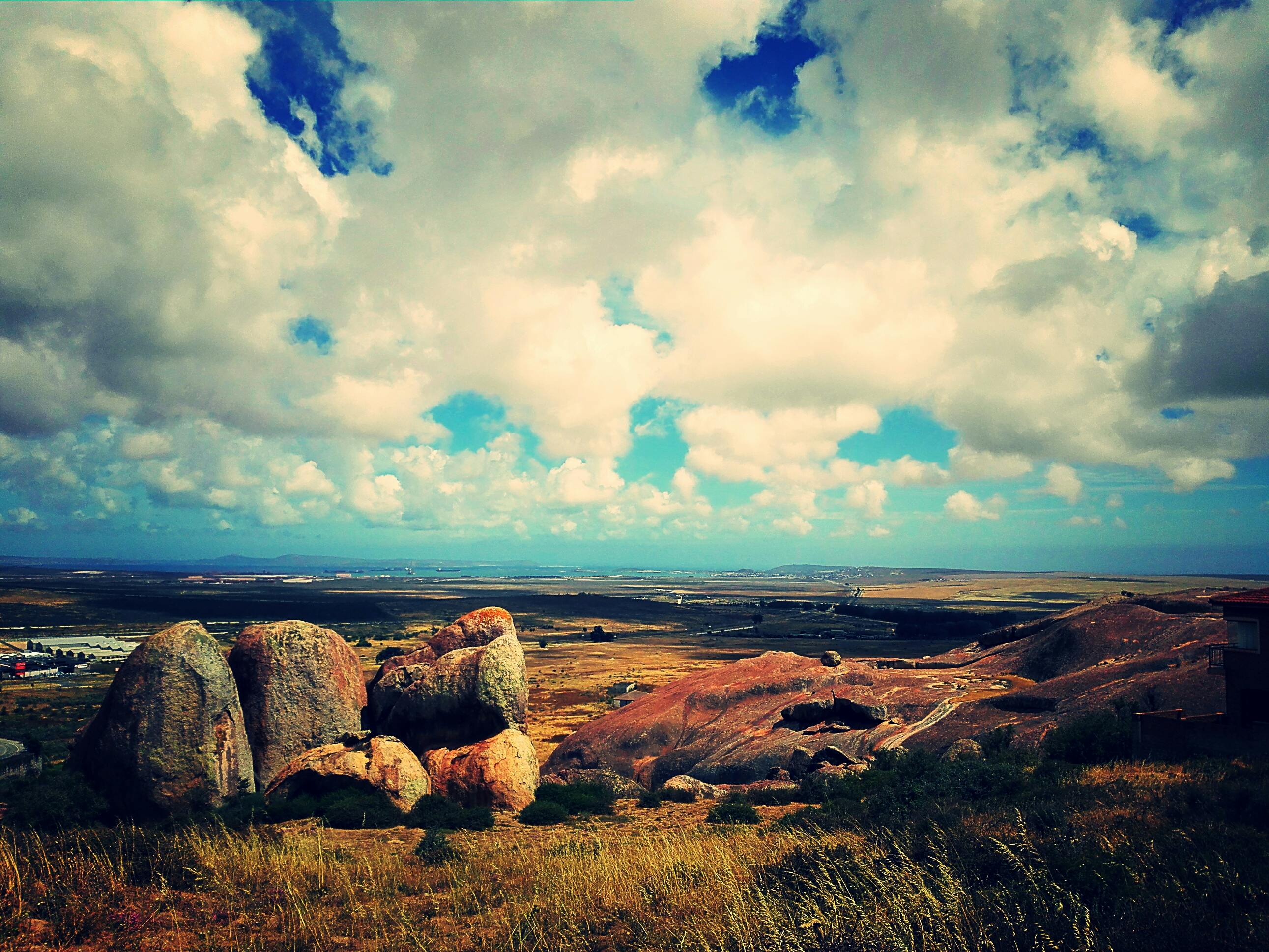 办公室内研究人员正在讨论项目