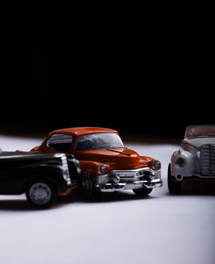 Miniaturas de carros vintage em uma superfície escura