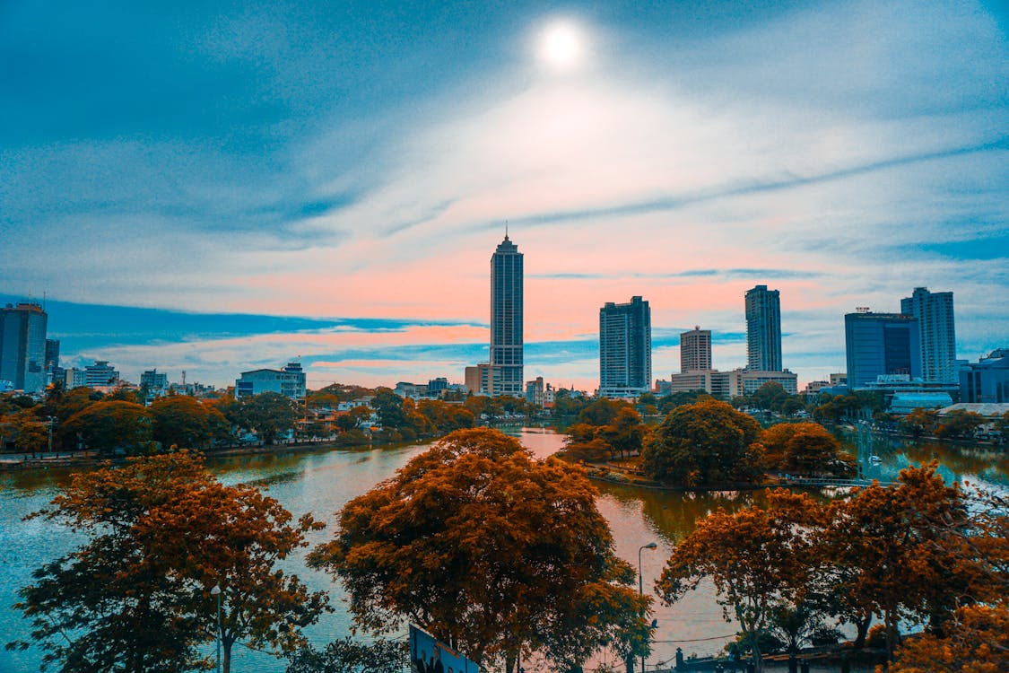 Foto profissional grátis de cidade, escuro, luz natural