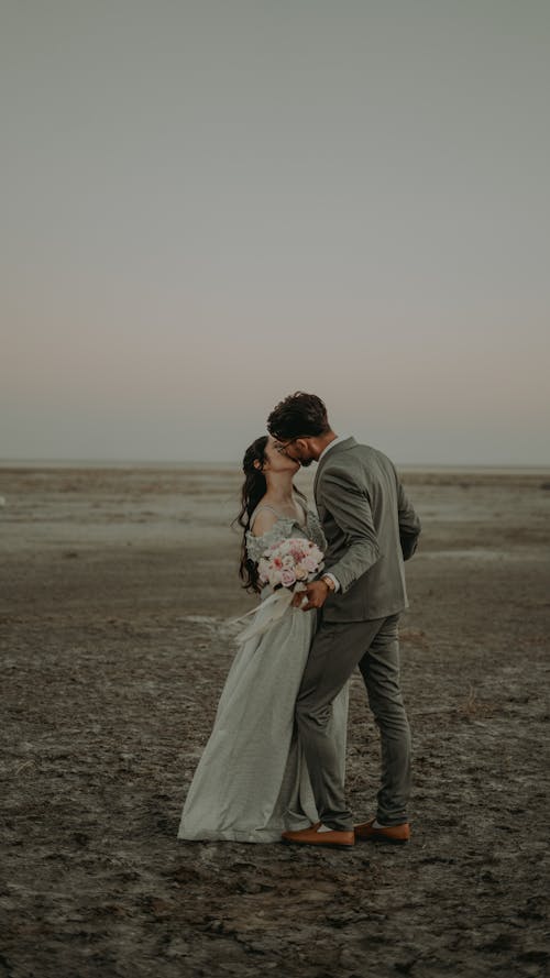 Foto profissional grátis de beijando, de pé, flores