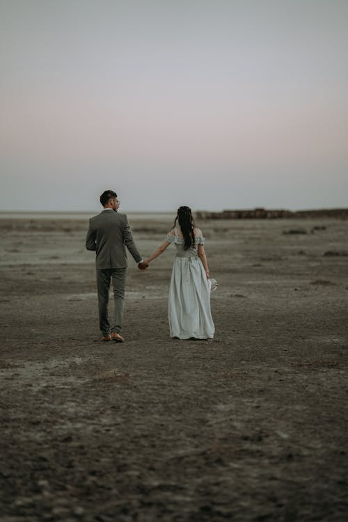 Foto profissional grátis de andando, casal, fotografia de moda