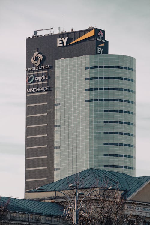 Modern Office Skyscraper in Bucharest 