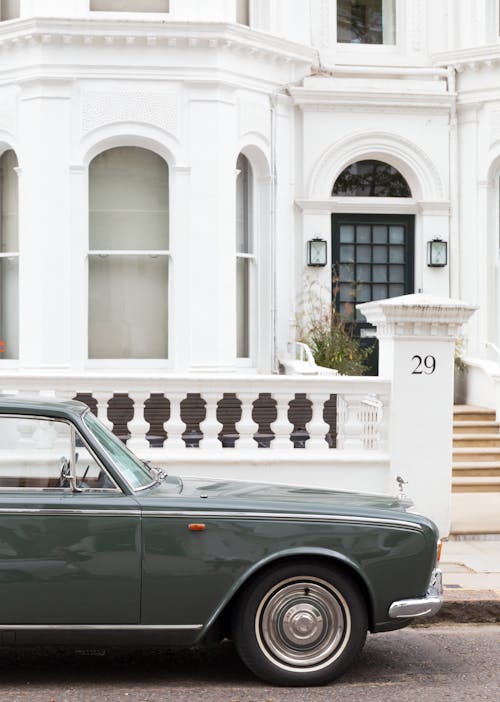 Ücretsiz Beyaz Bir Evin önünde Rolls Royce, Londra Stok Fotoğraflar