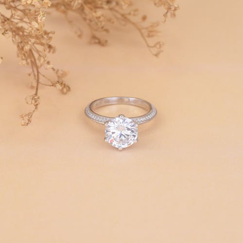 Foto profissional grátis de anel, anel de noivado, diamante