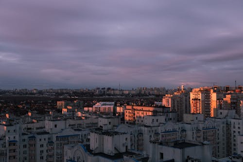 Gratis stockfoto met appartementsgebouwen, bewolkte lucht, dronefoto