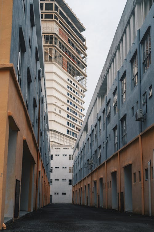 Безкоштовне стокове фото на тему «будівлі, вертикальні постріл, Вулиця»
