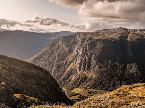 dağlar, dik, kayalık içeren Ücretsiz stok fotoğraf