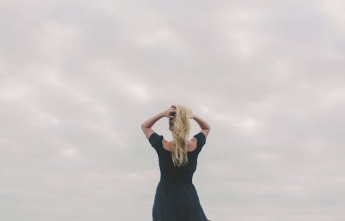 Foto profissional grátis de beleza, fixação de cabelo, fotografia de moda