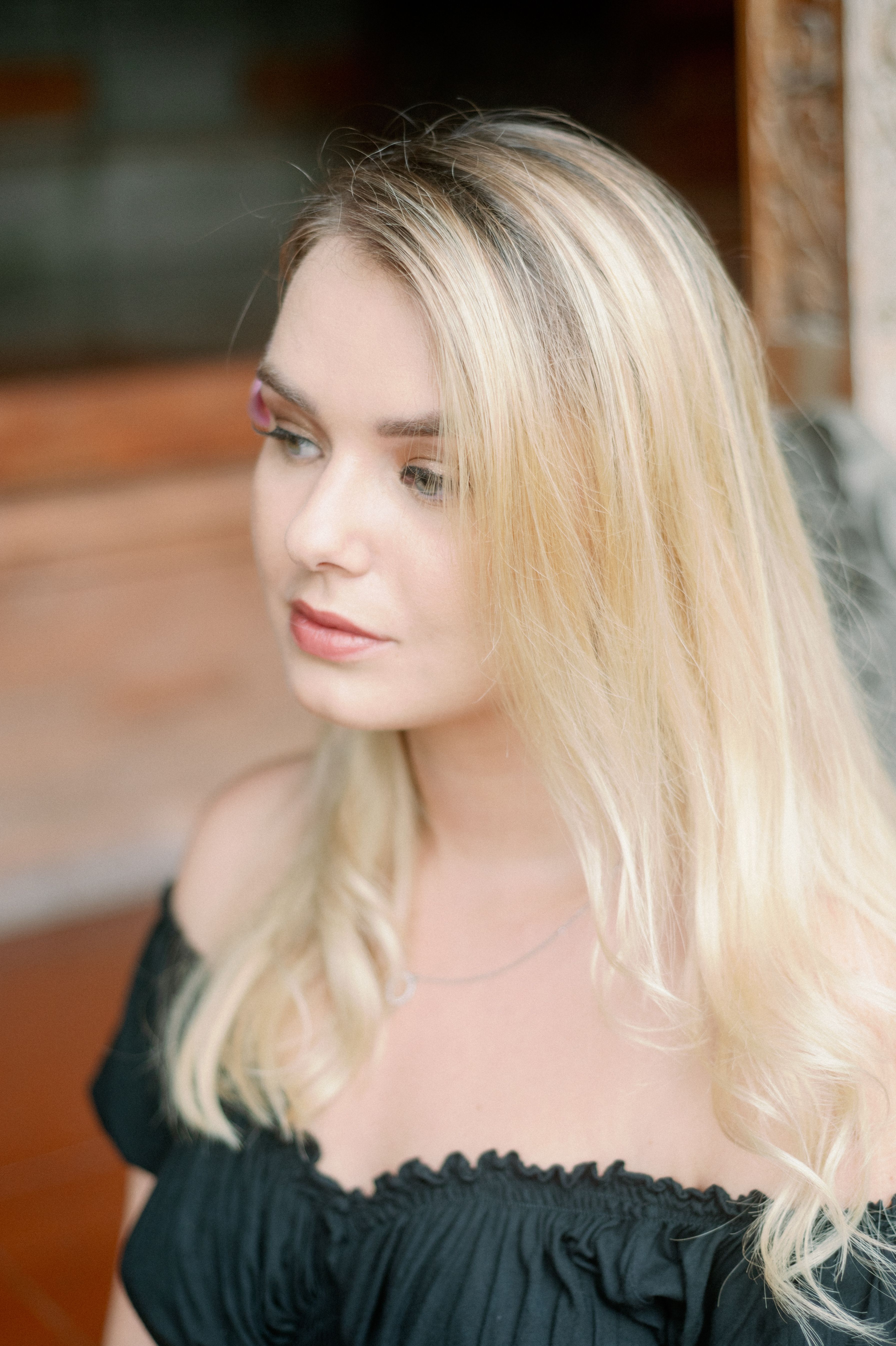 Naturalne włosy słowiańskie - modelka z długimi blond włosami