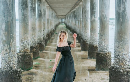 Foto profissional grátis de beleza, colunas, fotografia de moda