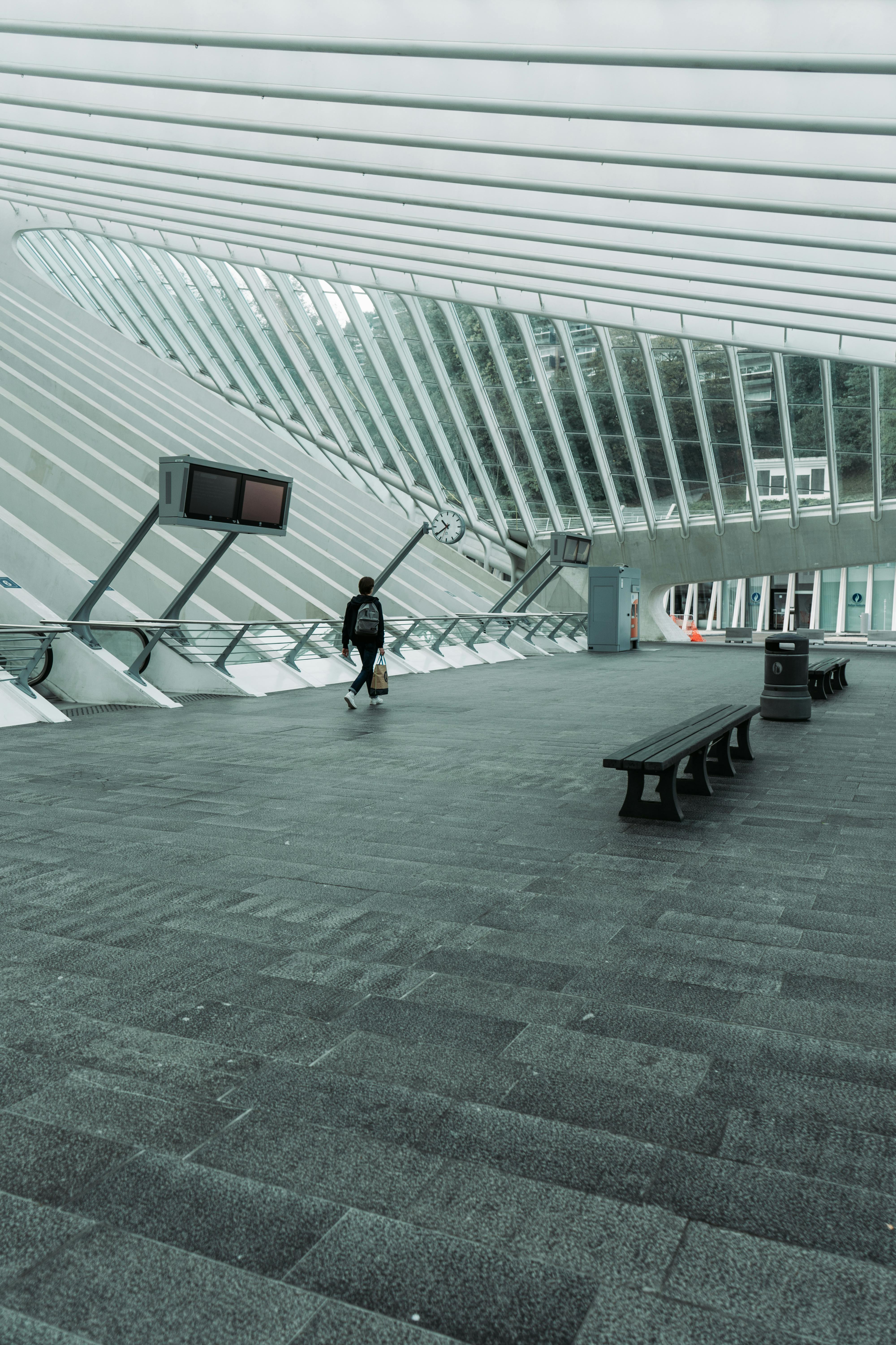 探索时尚现代的比利时列日-吉勒明车站设计，展现其独特的建筑风格